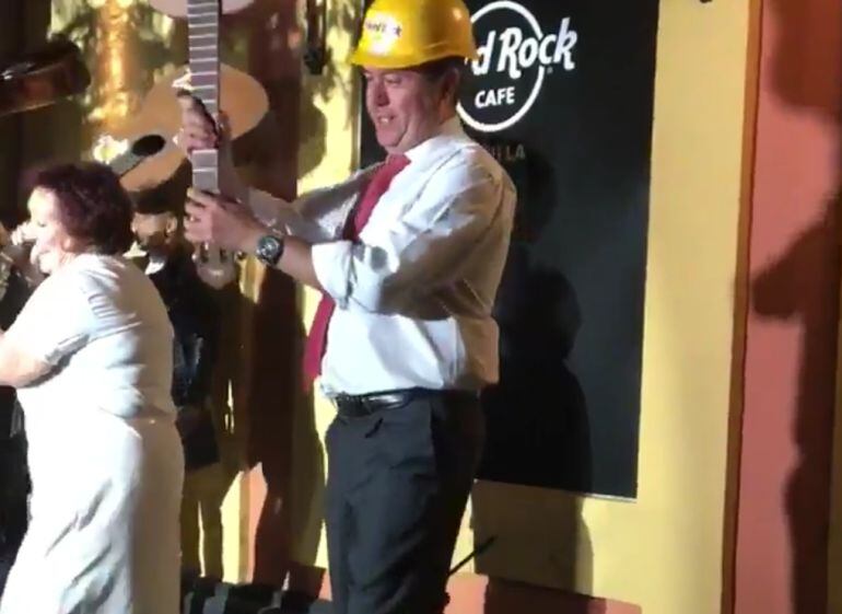 El alcalde de Sevilla, Juan Espadas, en la inauguración del Hard Rock Café Sevilla