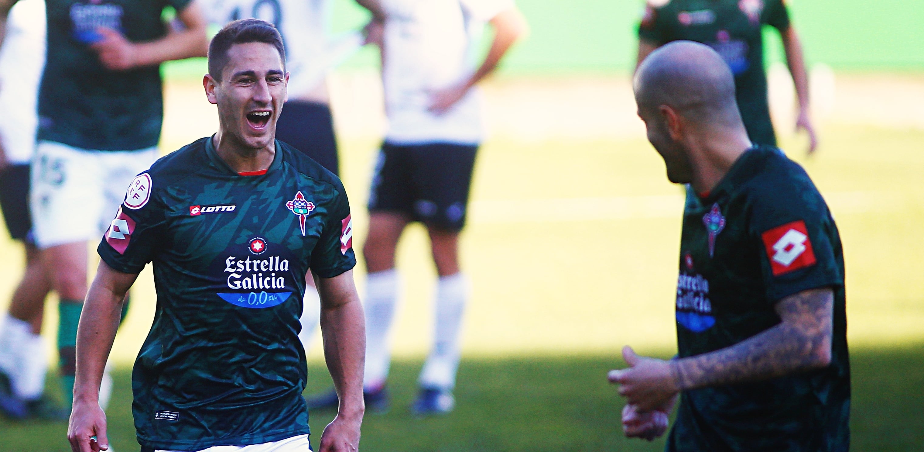 Manu Justo celebra con Jon García su gol en el Racing-Fuenlabrada del pasado domingo en A Malata (foto: Raúl Lomba / Cadena SER)