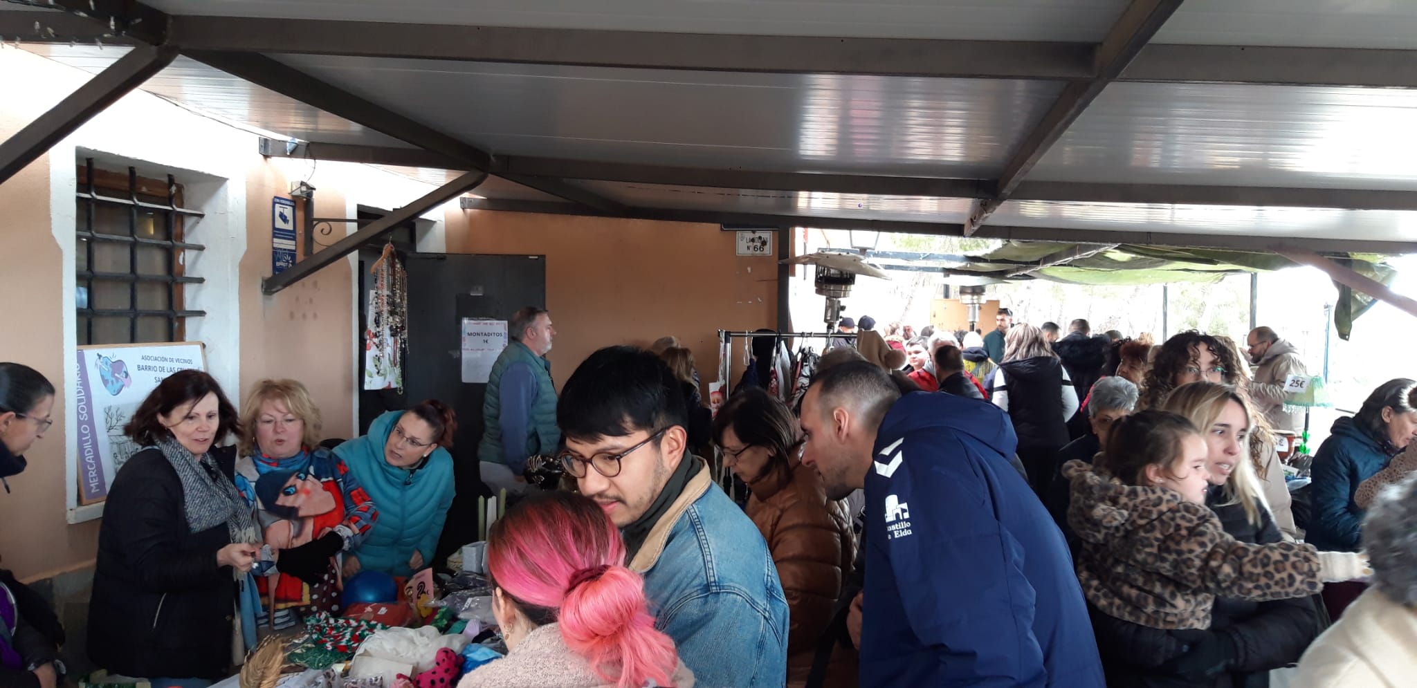Mercadillo vecinal solidario en Las Cruces