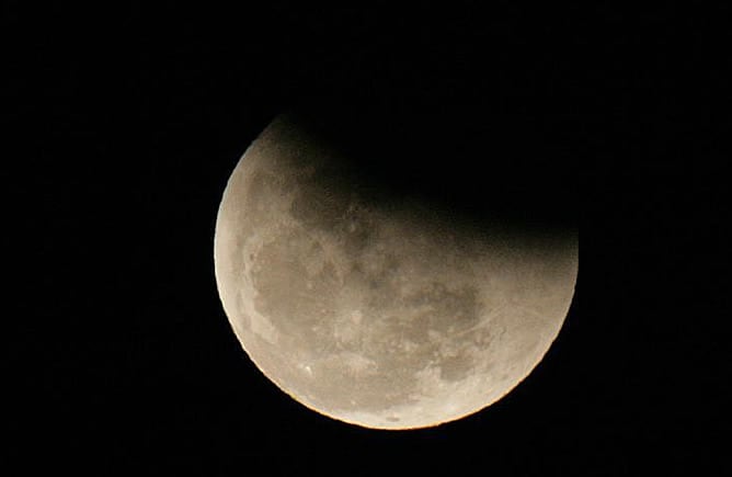 El fenómeno se prolongará durante poco más de tres horas. El primer contacto comenzará alrededor de las 21.36 horas para la península, mientras que no alcanzará su máximo hasta las 23.10 horas