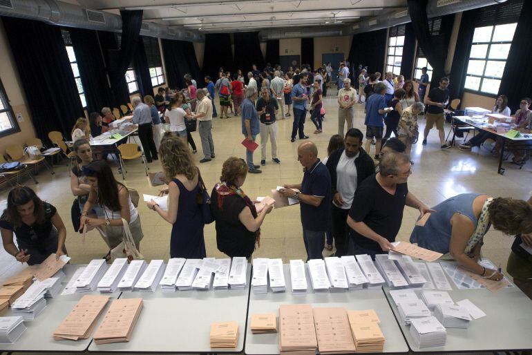  Varios ciudadanos eligen las papeletas en un colegio electoral en la jornada de elecciones generales. 