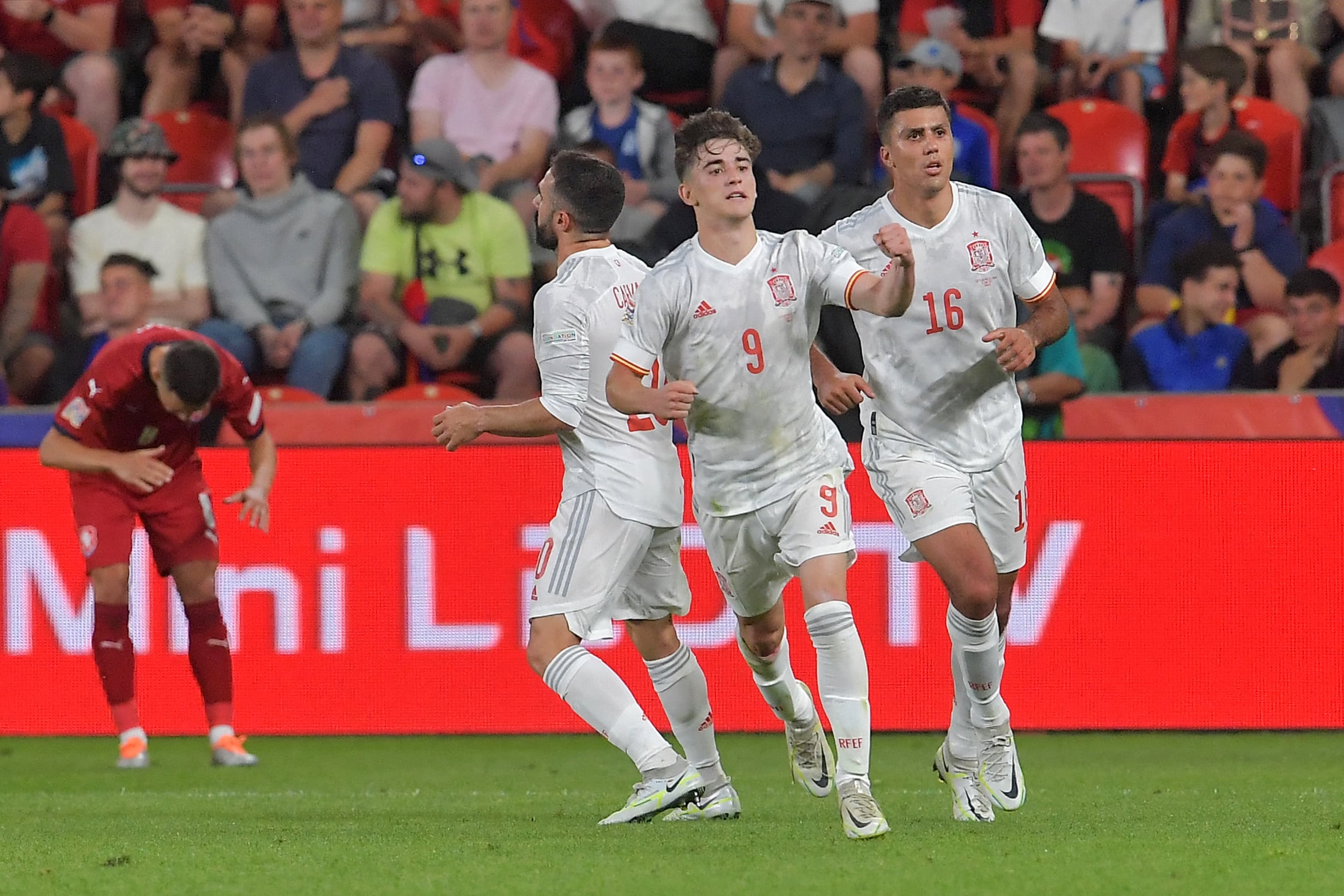 Gavi celebra el 1-1 conseguido al filo del descanso