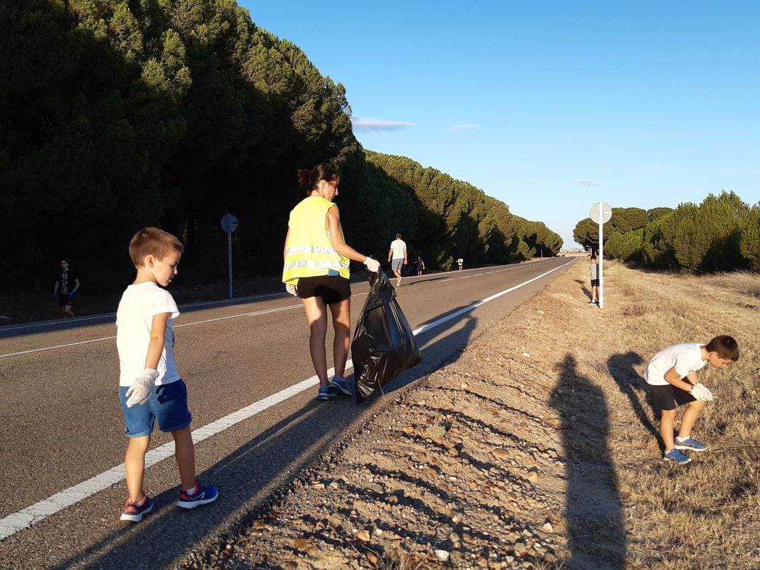 Labores de limpieza de cunetas realizadas por los voluntarios de La Zarza