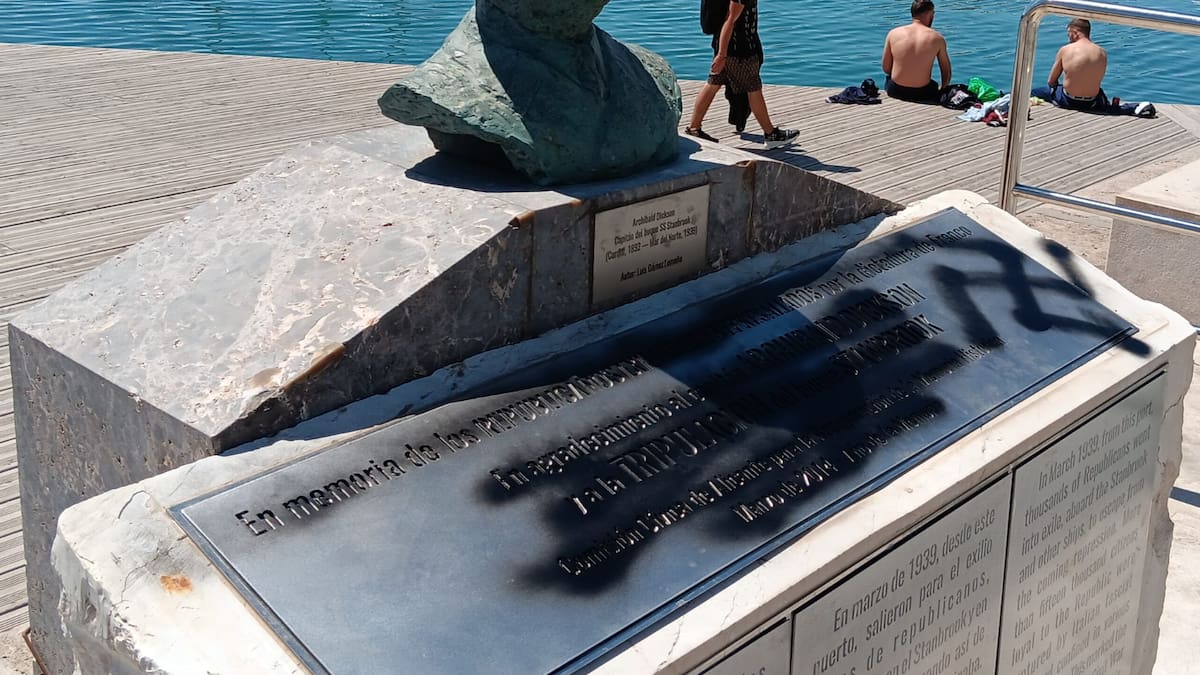 El monumento del capitán del Stanbrook, Archibald Dickson, aparece con pintadas nazis