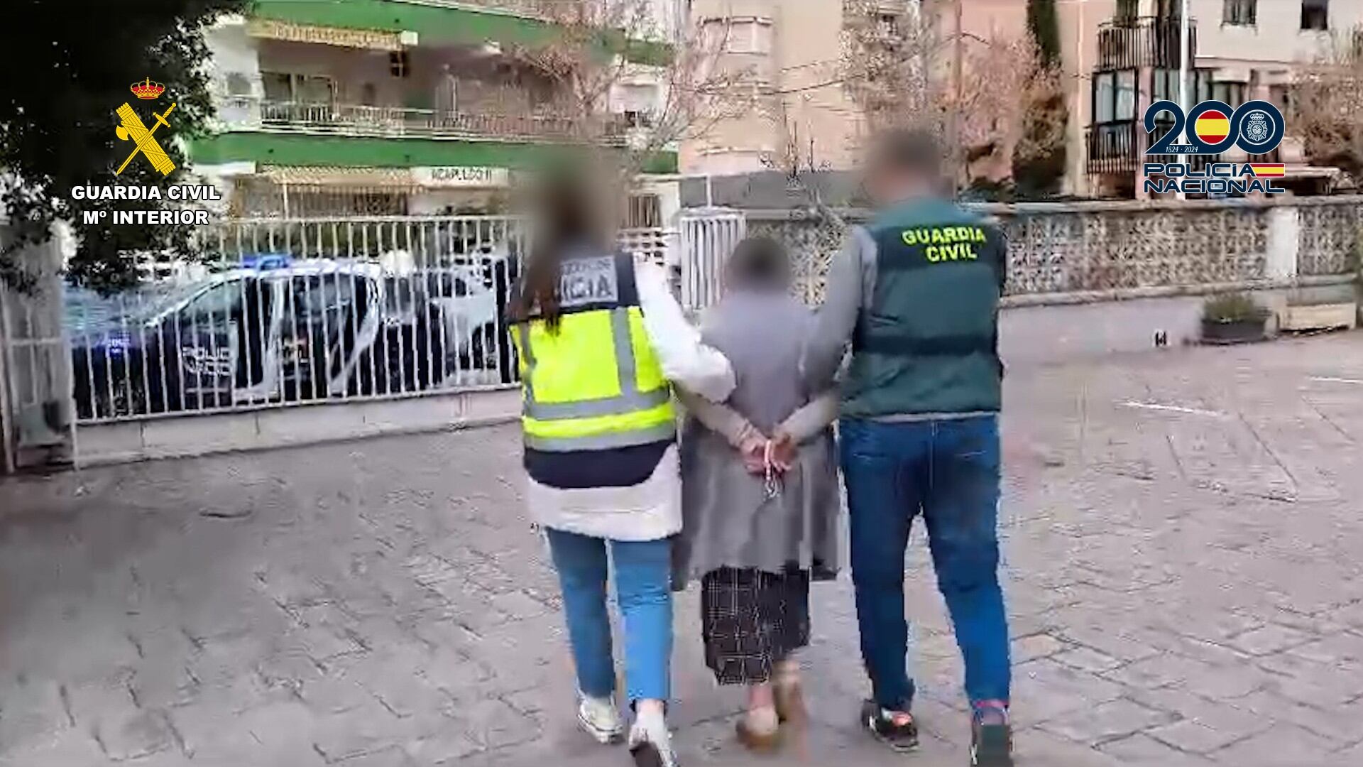 Una de las mujeres detenidas en la operación.