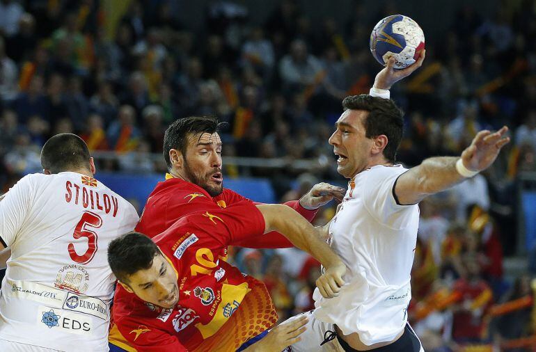 El jugador macedonio Filip Mirkulovski (d) en acción ante los españoles Alex Duishebaev (i) y Gedeon Guardiola (c) durante un partido entre Macedonia y España.