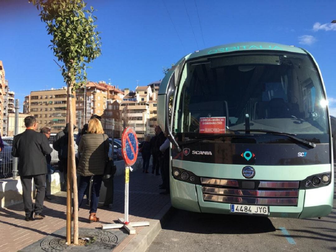 Viajeros del Cercanías en Lorca utilizando el transporte alternativo por carretera de Renfe