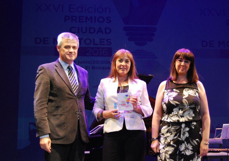 El alcalde de Móstoles, David Lucas, entrega el premio Ciudad de Móstoles a la Directora, Gema Rodríguez