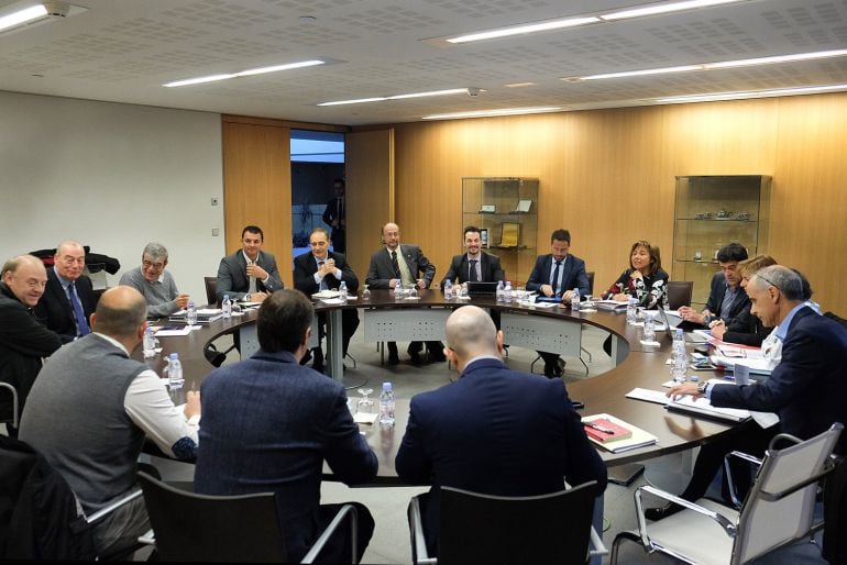 Una de les múltiples reunions tripartides entre comuns, el Govern i els grups parlamentaris