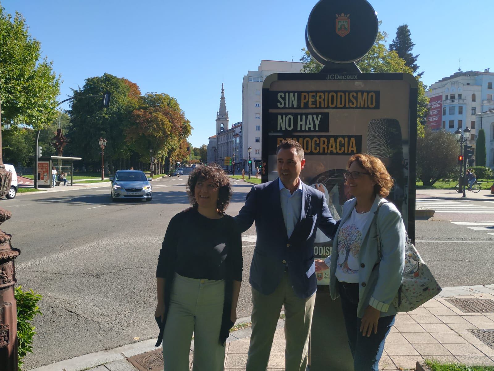 La presidenta de la Asociación de Periodistas de Burgos (APB), Rosalía Santaolalla, el alcalde de Burgos, Daniel de la Rosa y la vicedecana del Colegio de Periodistas de Castilla y León, Mar González.