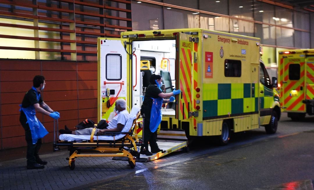 Sanitarios del NHS en un hospital de Londres