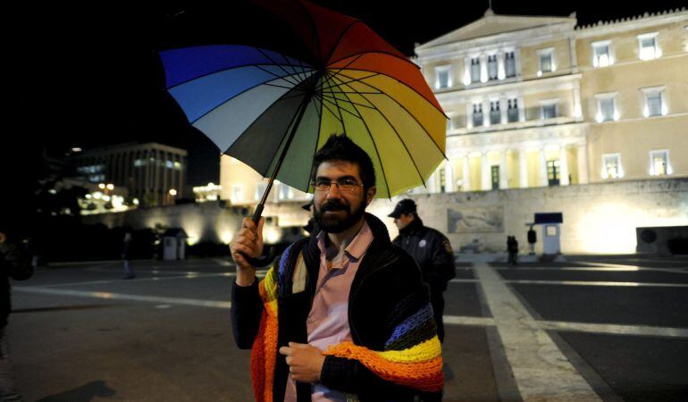 Un activista de los derechos gais se manifiesta contra la homofobia frente al parlamento griego en Atenas.