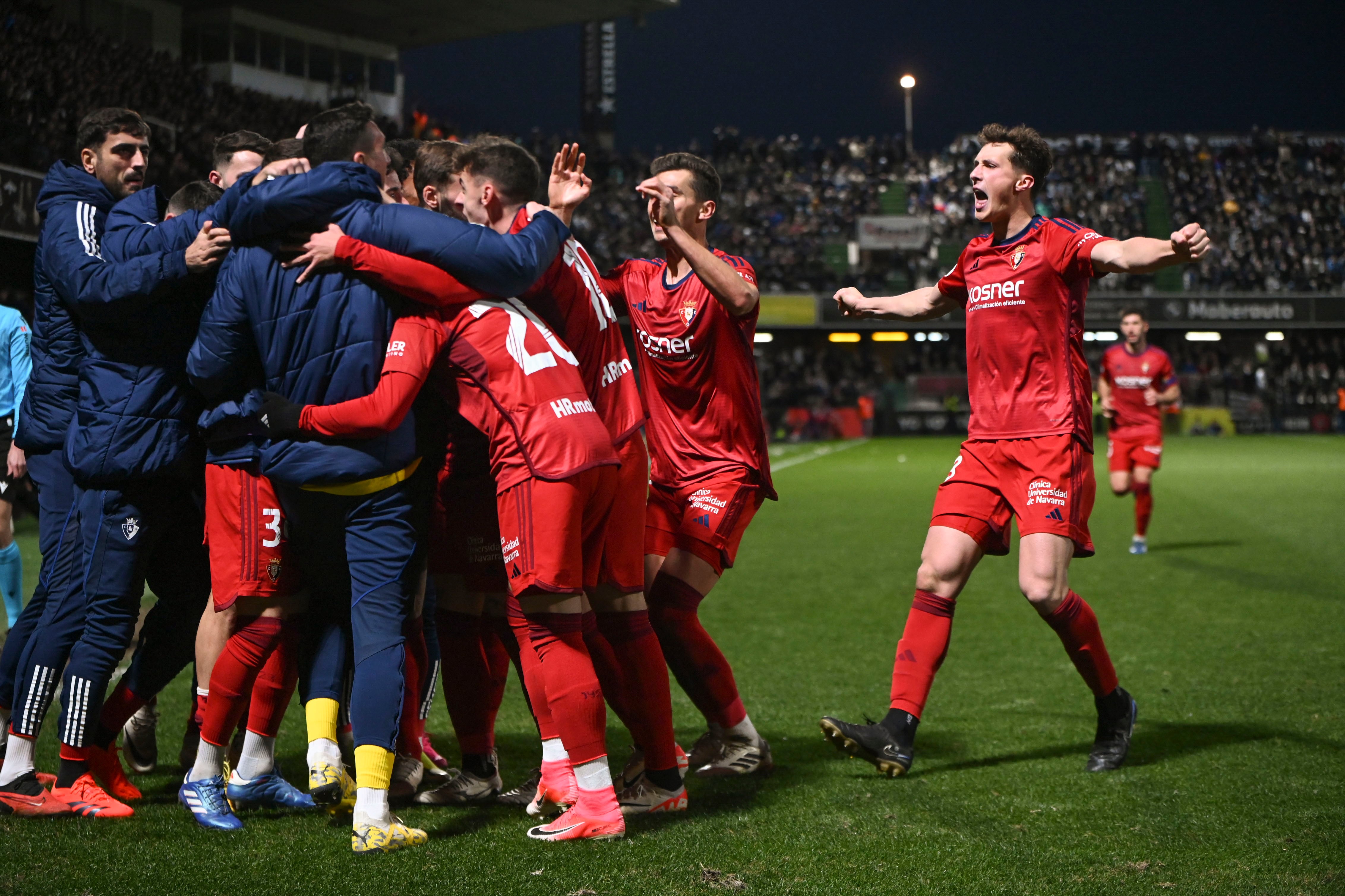 Los jugadores de Osasuna celebran el gol de José Arnaiz que les da el pase a octavos de Copa del Rey ante el CD Castellón en el Estadio Municipal de Castalia