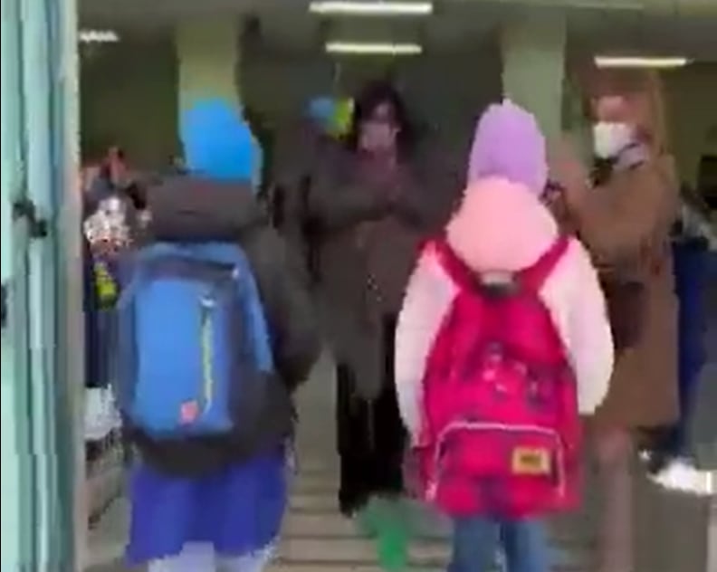 Niños ucranianos son recibidos con emoción en un colegio de Italia.