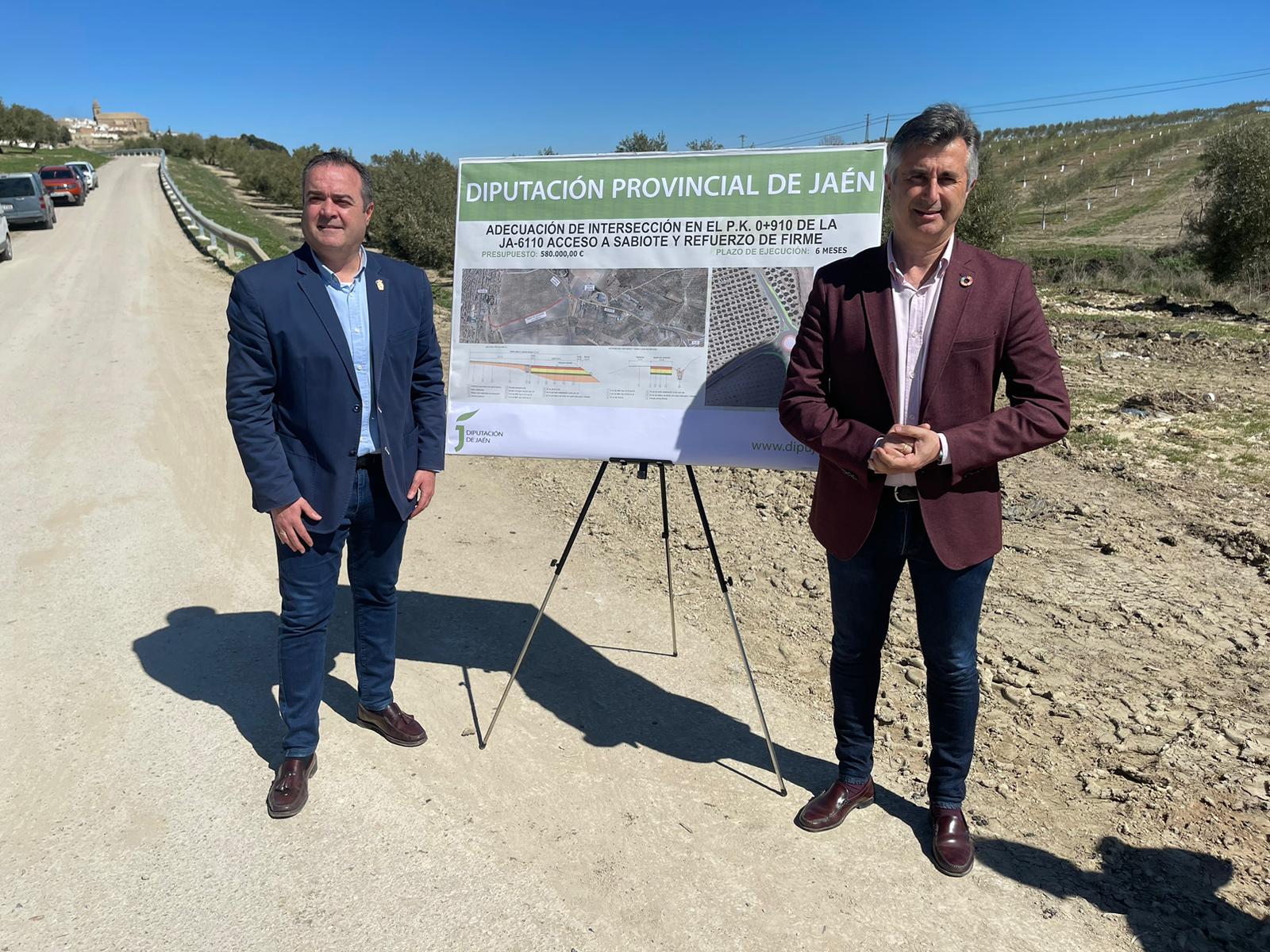 De izquierda a derecha, el alcalde de Sabiote, Luis Miguel López, y el diputado de Infraestructuras Municipales, José Luis Agea.