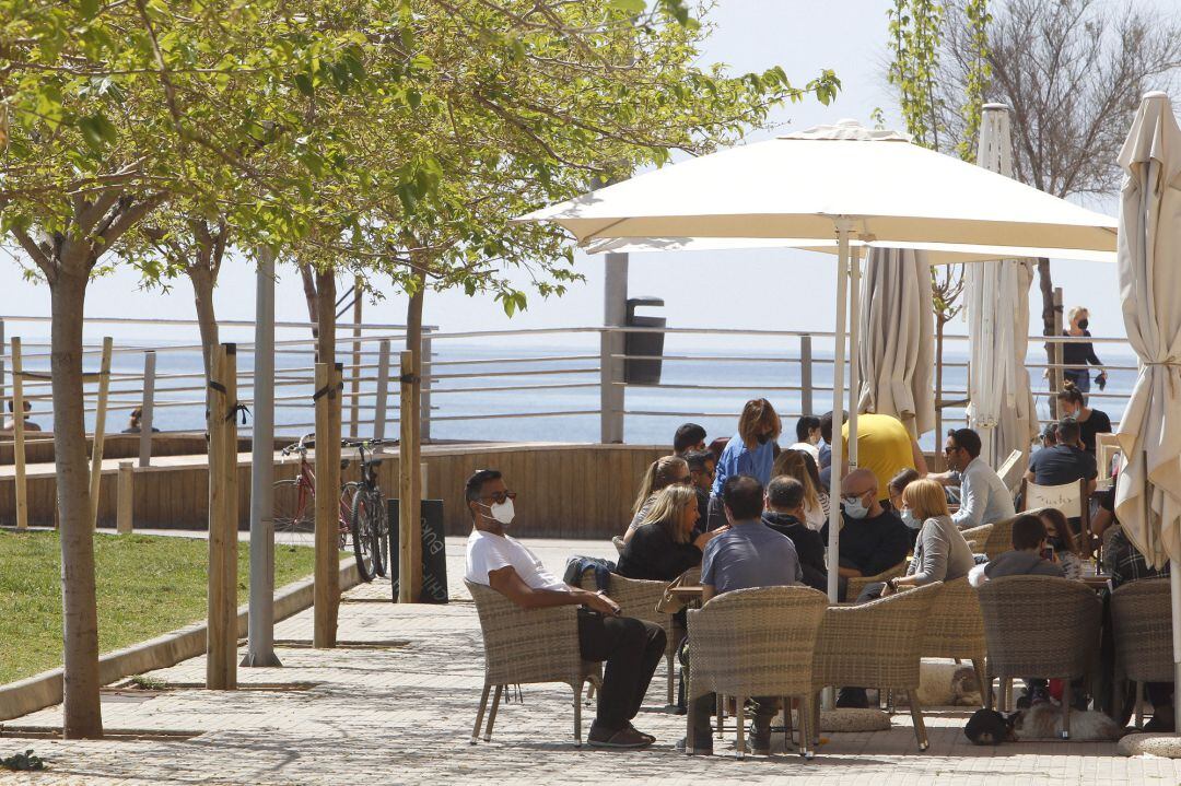 Varias personas en la terraza de un bar, a 11 de abril de 2021, en Mallorca
