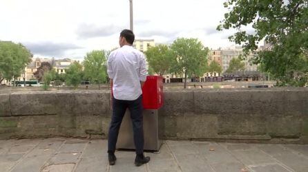 Imagen de los urinarios al aire libre de París.