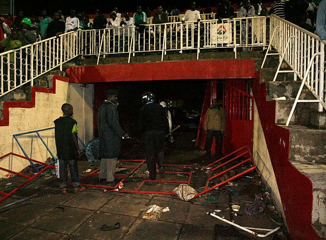 La Policía inspecciona el escenario de la estampida en el estadio