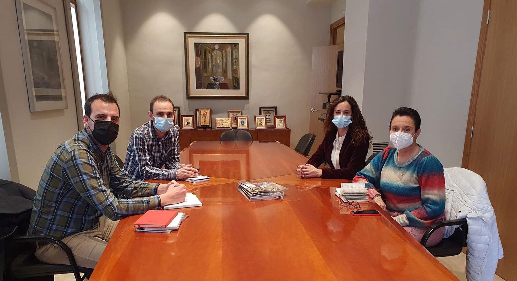 El regidor Iván Jover i l'alcaldessa contestana Mireia Estepa en la reunió amb Toñi Serna a Alacant