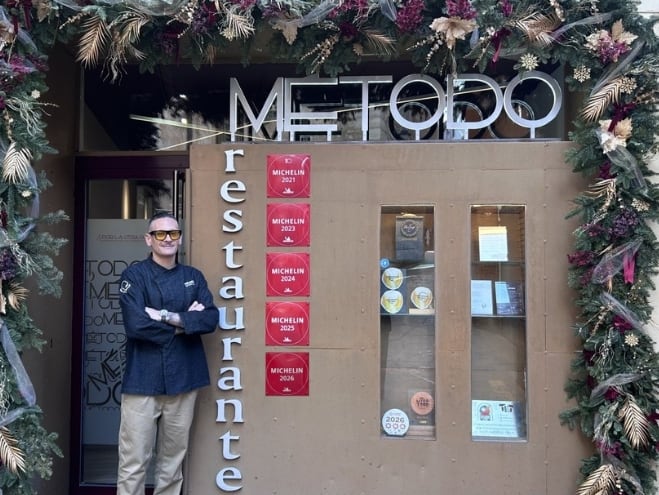 Nacho Liso, a las puertas de Restaurante Método, con las distinciones de la Guía Michelin
