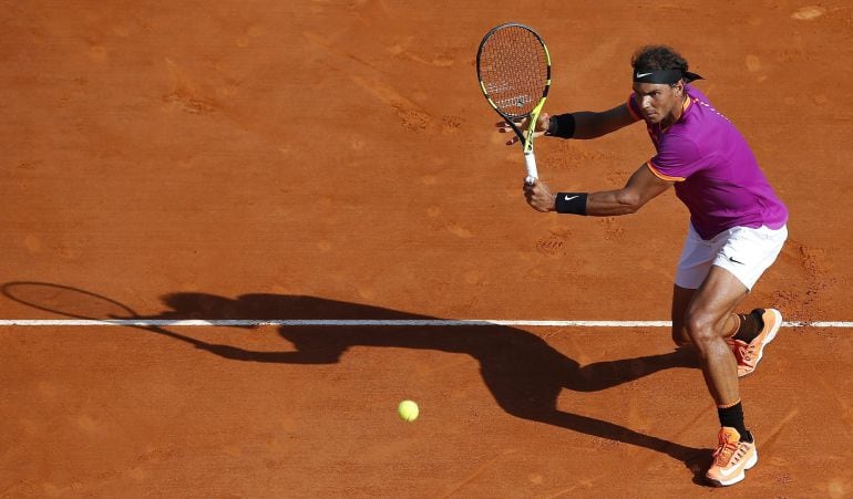 Nadal devuelve una bola en Montecarlo