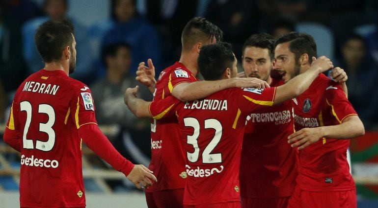 Los jugadores del Getafe celebran el gol del empate ante la Real Sociedad durante el partido de la 34 jornada de la Liga BBVA de fútbol que han disputado hoy en el estadio de Anoeta de San Sebastián.