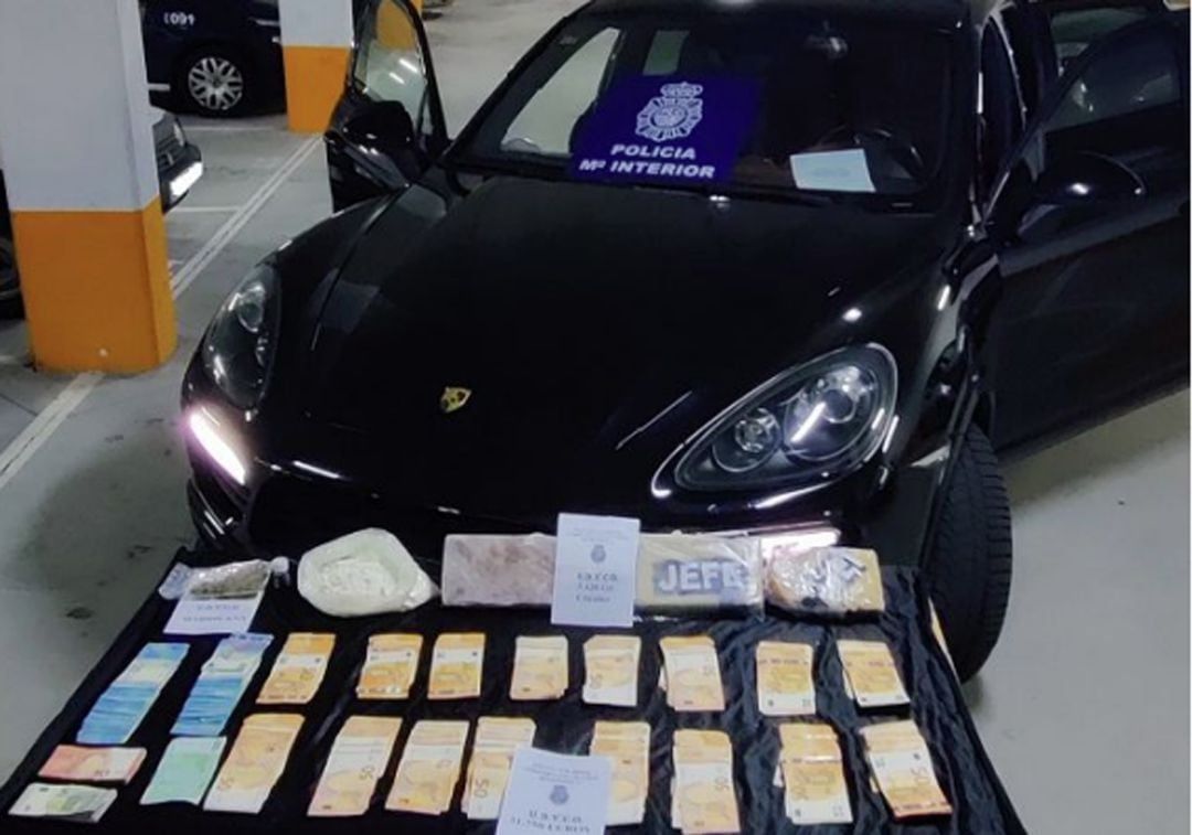 Dinero y coche incautado