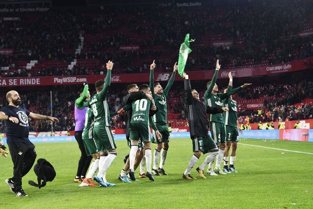 Los jugadores del Betis celebran la victoria contra el Sevilla, la pasada temporada