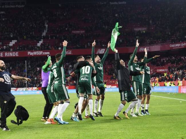 Los jugadores del Betis celebran la victoria contra el Sevilla, la pasada temporada