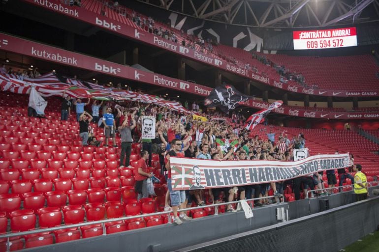 Aficionados de Herri Norte despliegan una pancarta en San Mamés al finalizar el partido