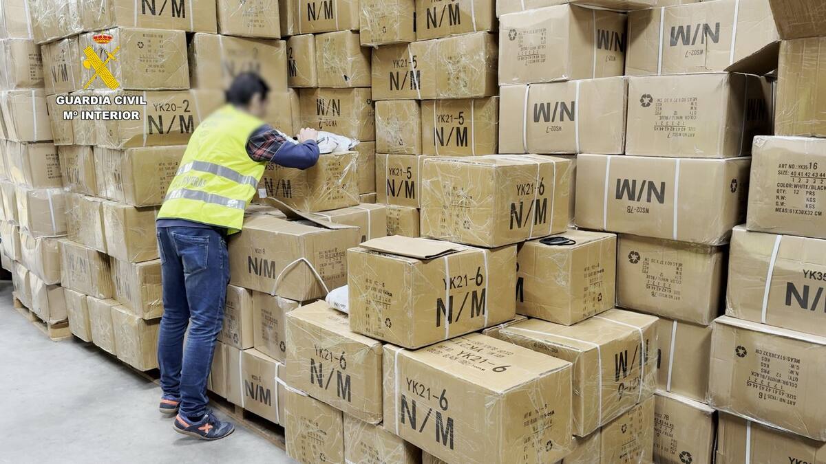 Intervinguts a Badalona més d'1,4 milions d'euros en productes falsificats que abastien el top manta