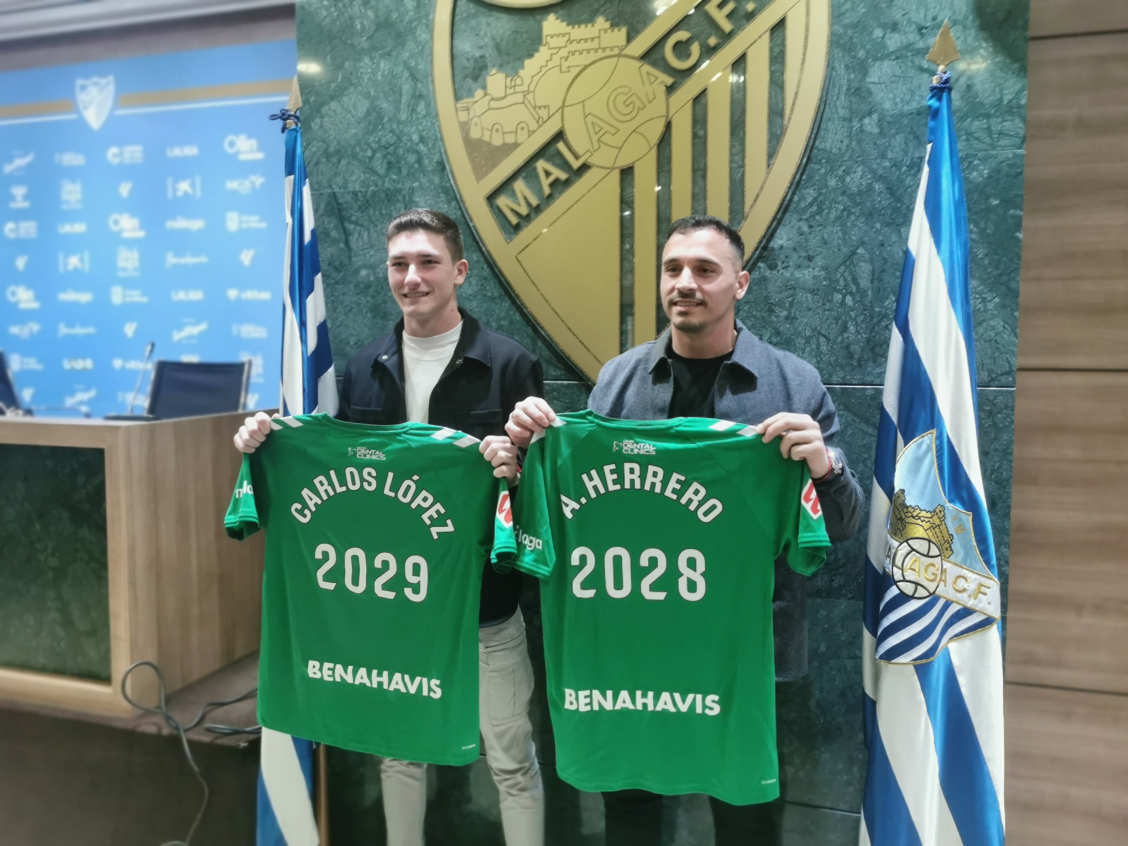 Alfonso Herrero y Carlos López posan con las camisetas con el año de finalización de sus contratos