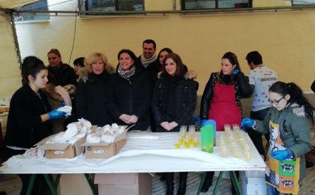 Mayte Fernández presidiendo la mesa de reparto del Día del Chorizo