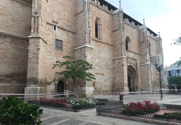 Precintado todo el perímetro de la Iglesia de la Asunción, a consecuencia de un derrumbe