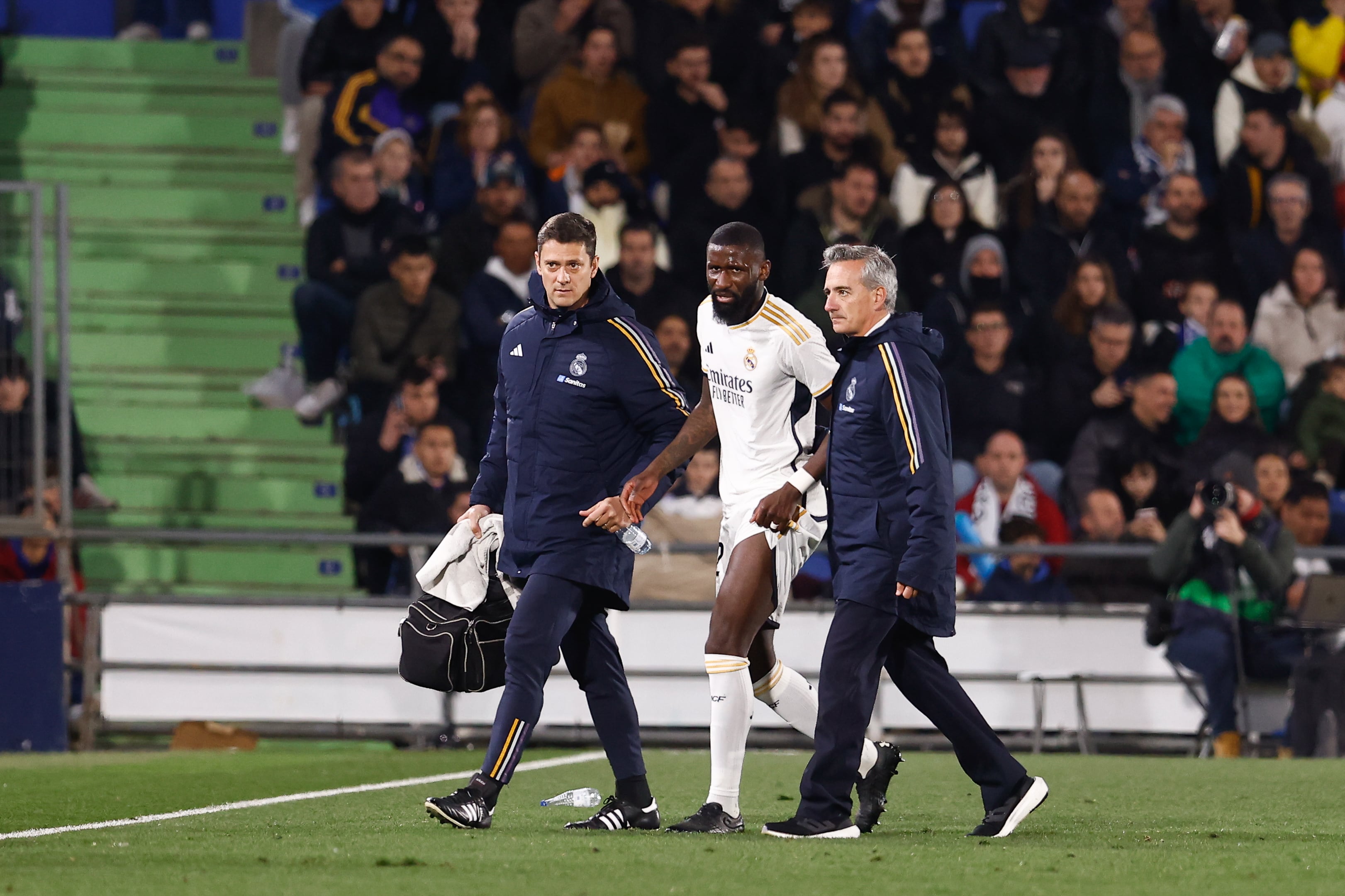 Antonio Rüdiger se marcha lesionado del partido del Coliseum entre el Getafe CF y el Real Madrid. (Photo By Oscar J. Barroso/Europa Press via Getty Images)