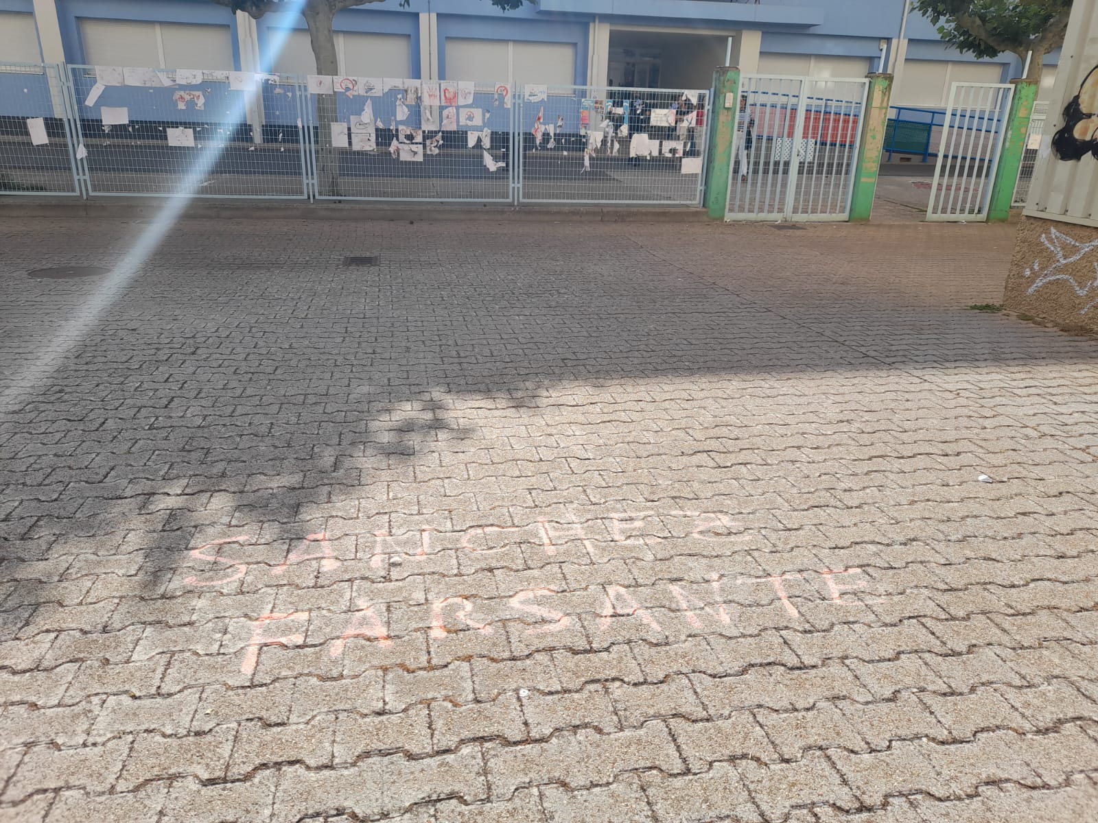 Pintada a la entrada del colegio Santa María de Aranda durante la jornada electoral al Parlamento Europeo 2024