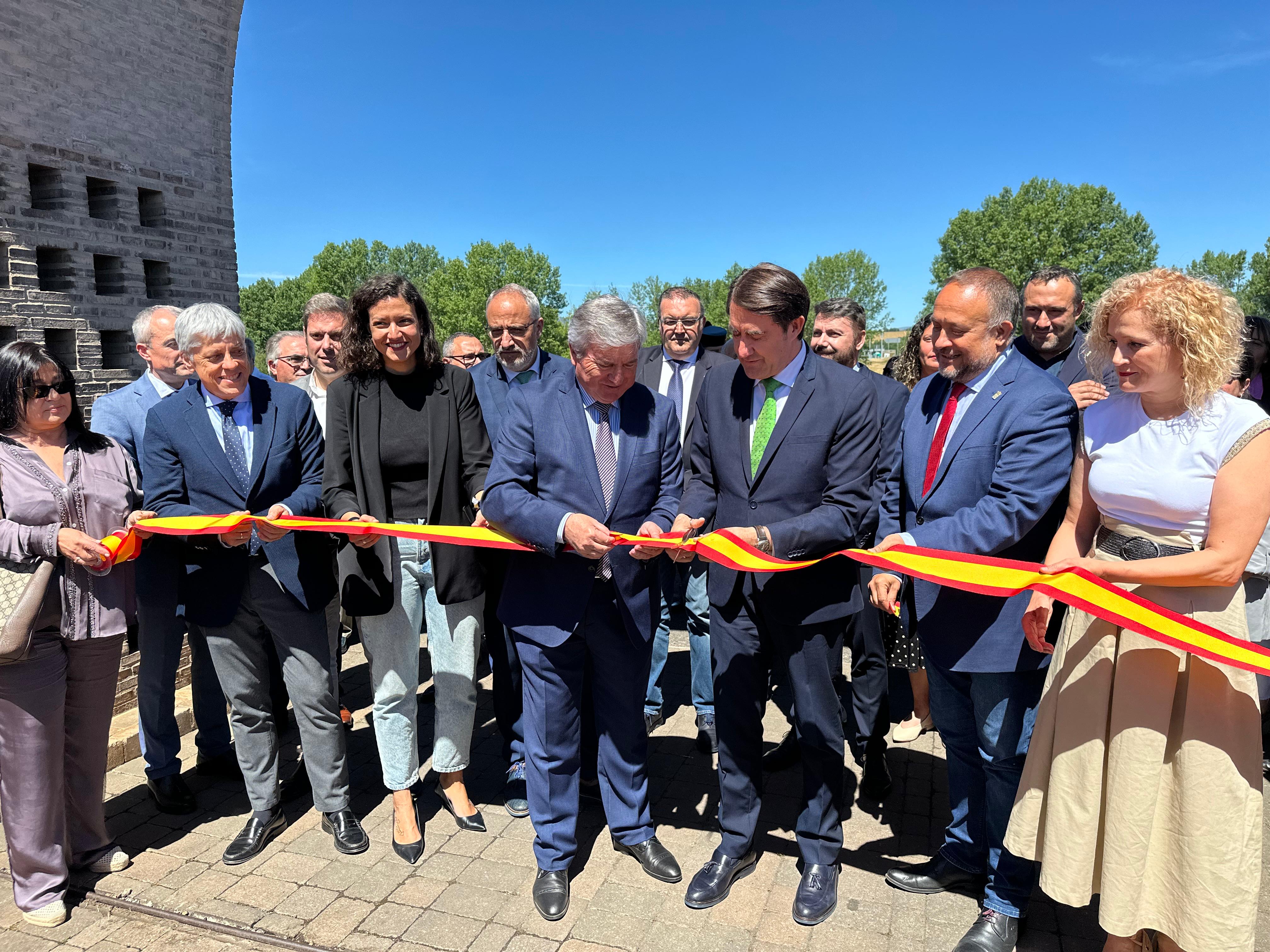 El consejero de Medio Ambiente, Juan Carlos Suárez Quiñones inaugura la Feria de Carracedelo