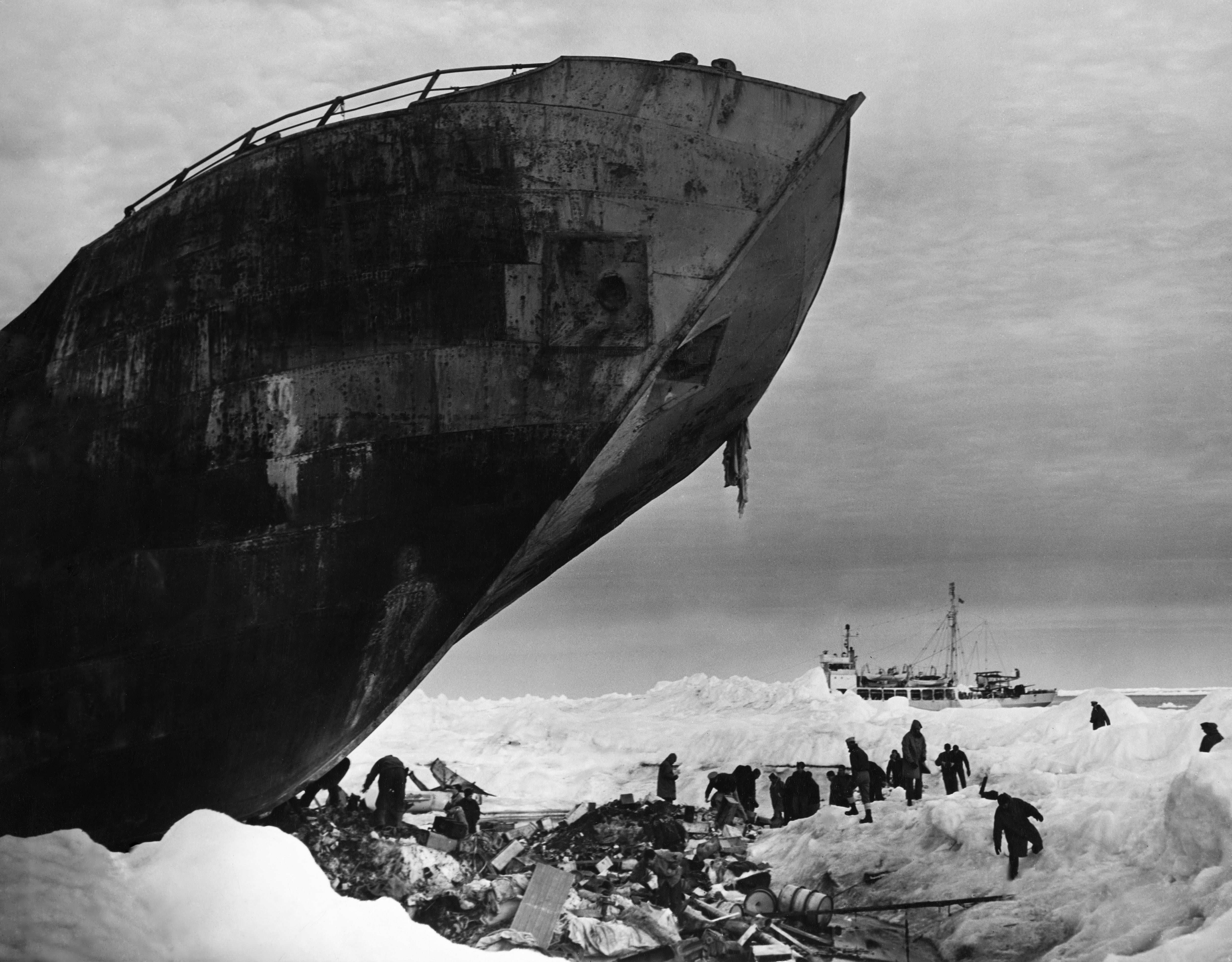 Un arrastrero alemán abandonado junto a montones de municiones y víveres durante la Segunda Guerra Mundial, en la costa este de Groenlandia, alrededor de 1943