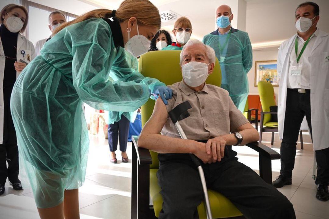 Antonio Yáñez, 87 años, el primer andaluz en vacunarse este domingo