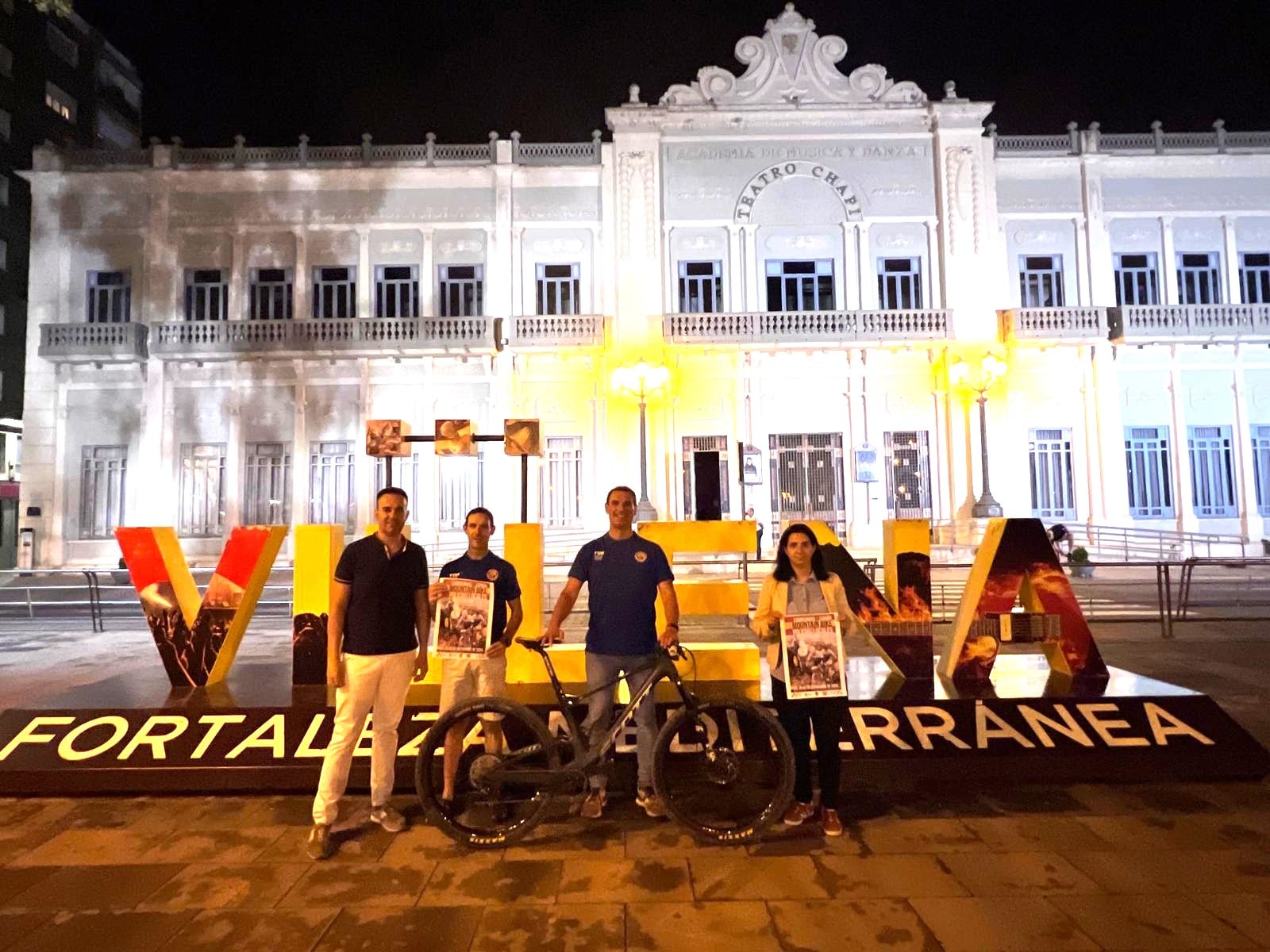 Agentes de la policía local con los concejales de Villena