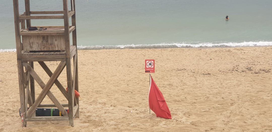 Archivo - Señalizan con la bandera roja las playas de Can Pere Antoni, Cala Mayor y Ciudad Jardín por el vertido de aguas mixtas.