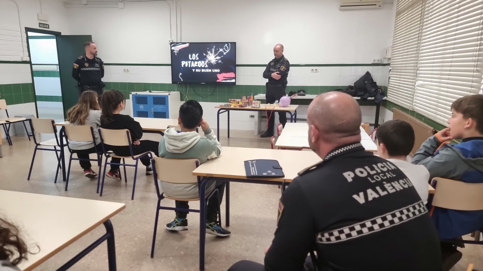 La Policía Local de València forma a escolares sobre el uso responsable de los petardos ante la llegada de las Fallas