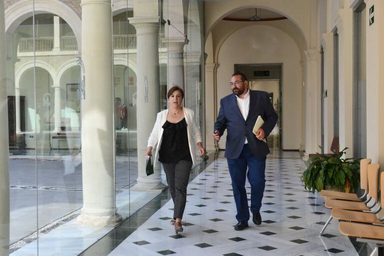 La delegada del Gobierno de la Junta en Granada, Sandra García, y el delegado de Educación, Germán González, justo antes de la rueda de prensa de presentación del nuevo curso escolar