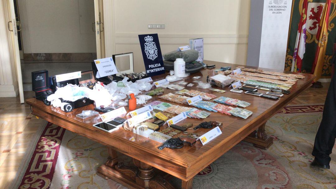 La subdelegación muestra los efectos y el dinero incautado en las dos operaciones policiales contra el tráfico de estupefacientes.