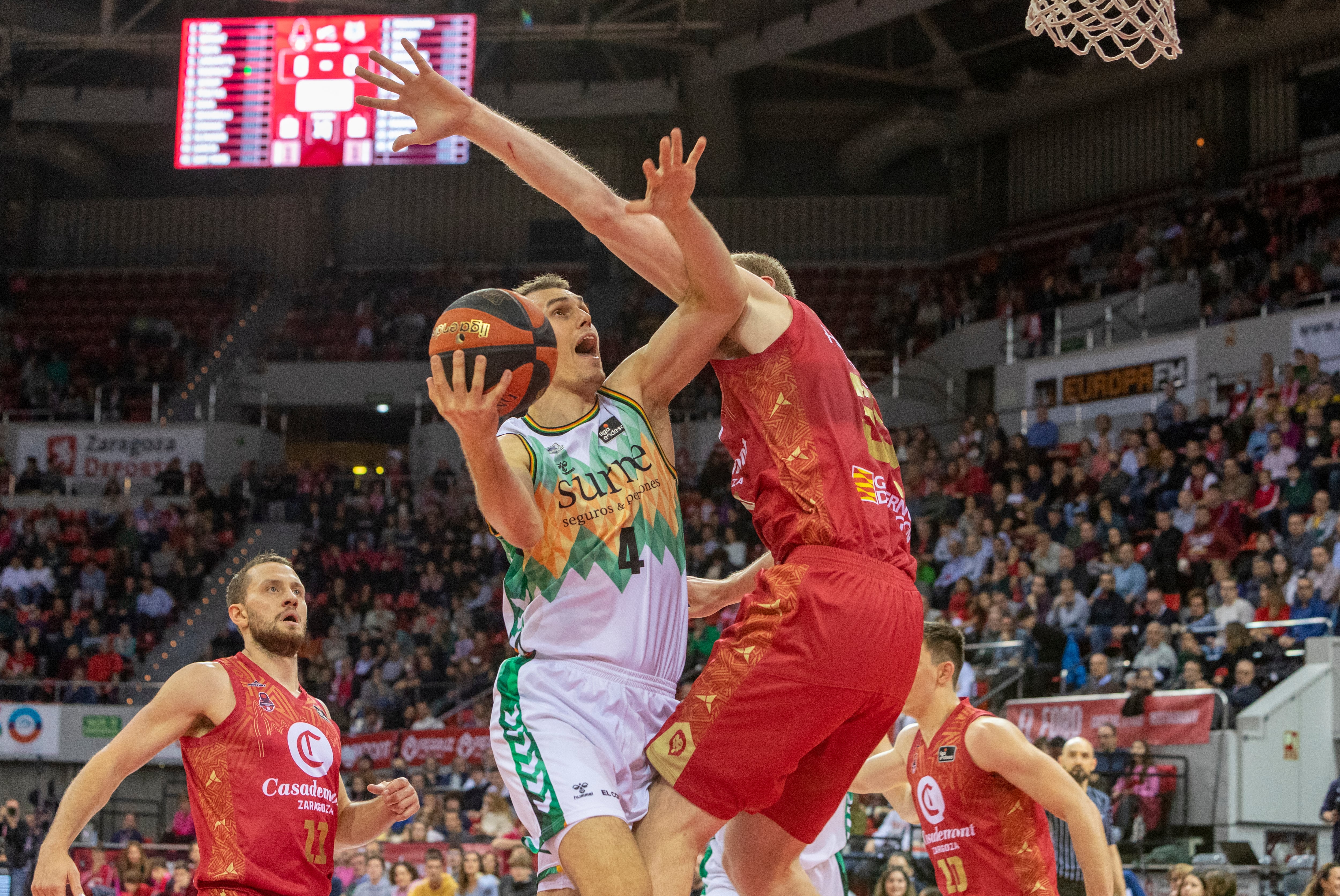 El pívot islandés del Casademont Zaragoza Tryggvi Hlinason defiende al base serbio Nikola Radicevic, del Bilbao Basket, 