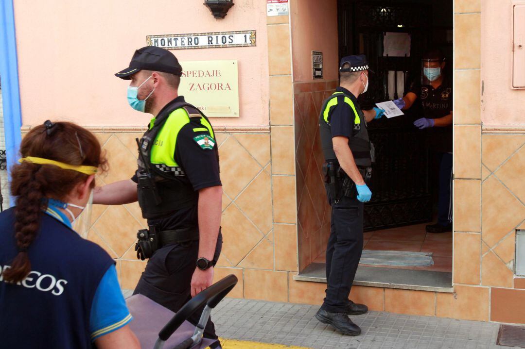 Policías entregan correspondencia al dueño de la pensión.