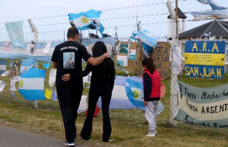 Varias personas visitan el lugar de homenaje a los 44 tripulantes del submarino desaparecido 