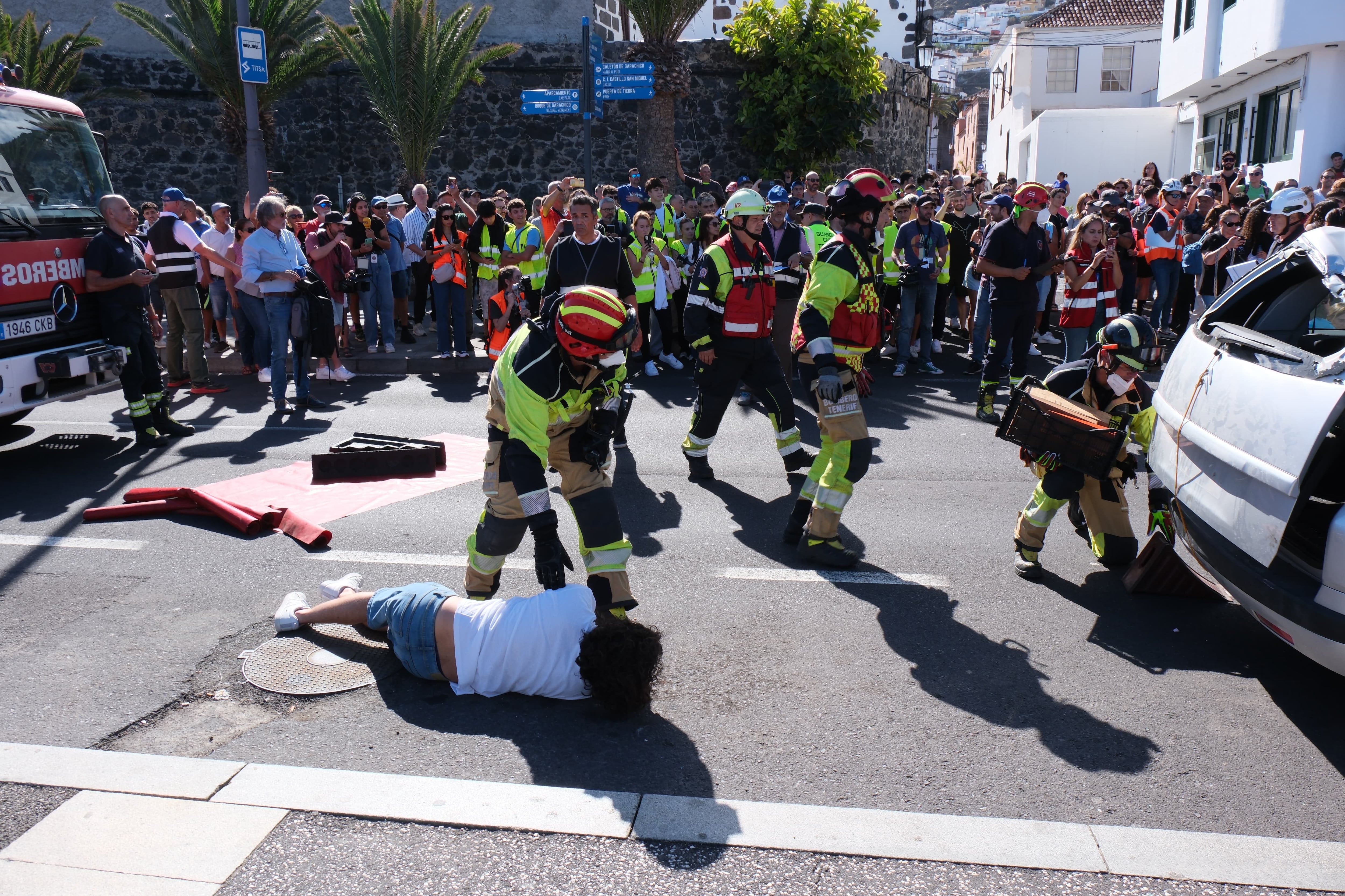 Una multitud de personas ensayan cómo actuar ante una erupción volcánica durante el simulacro celebrado en Garachico, en Tenerife, este viernes.
