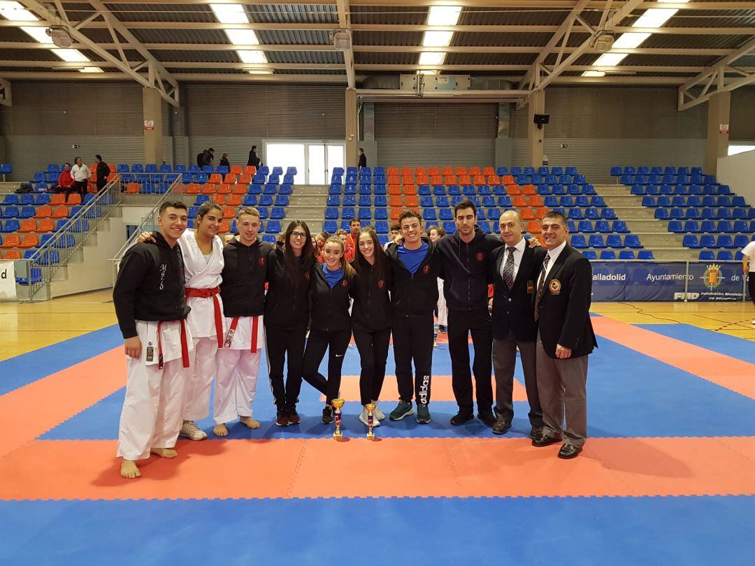 Los integrantes del Gimnasio Hiroshima Prado Sport sobre el tatami del polideportivo el Pilar Fernández Valderrama.