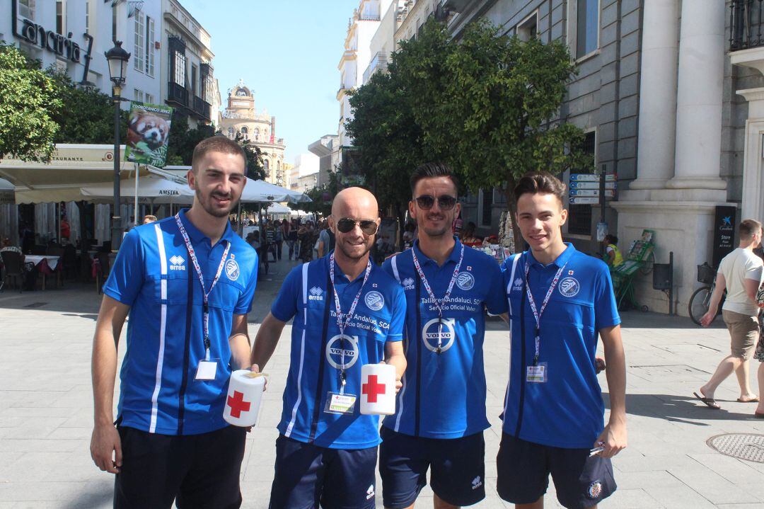 Jugadores del Xerez DFC colaborando con el Día de la Banderita